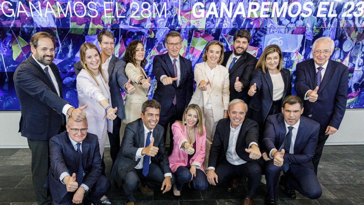 Feijóo posa con líderes del partido y algunos ganadores el 28M.