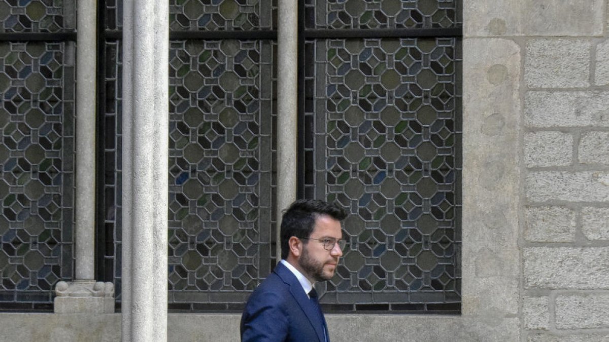 El president, dirigiéndose ayer hacia su comparecencia en la sala Gótica de la Generalitat.