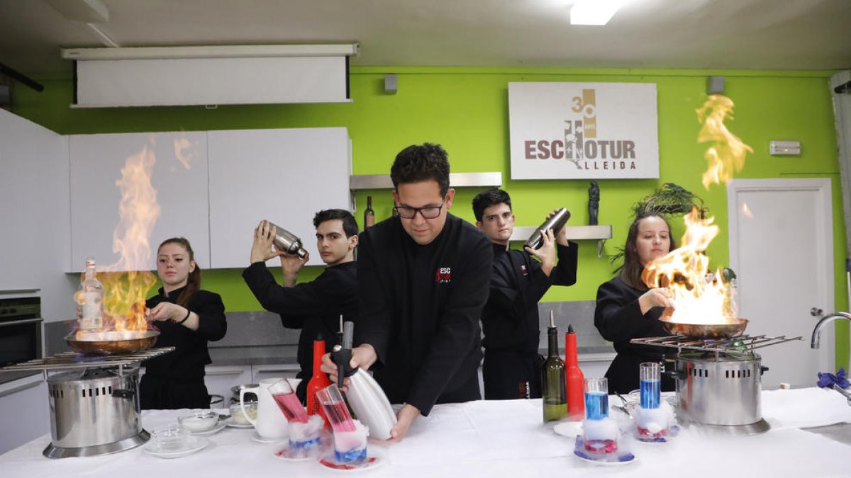 Alumnes de l’Escola d’Hostaleria de Lleida, presentant les begudes que han ajudat a elaborar.