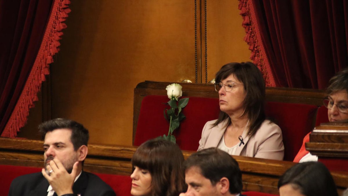 Minut de silenci al Parlament i una rosa blanca a l'escó per homenatjar el diputat difunt Antoni Flores