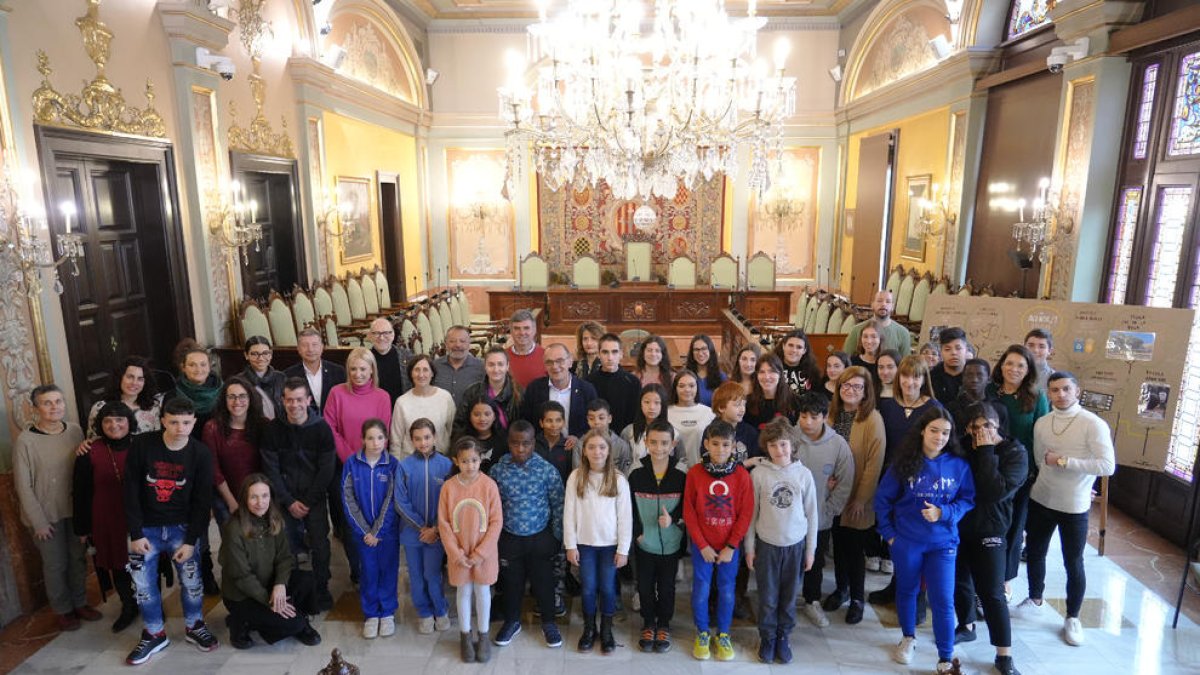 Alguns dels alumnes que van visitar ahir el Saló de Sessions de la Paeria de Lleida per presentar els seus projectes.