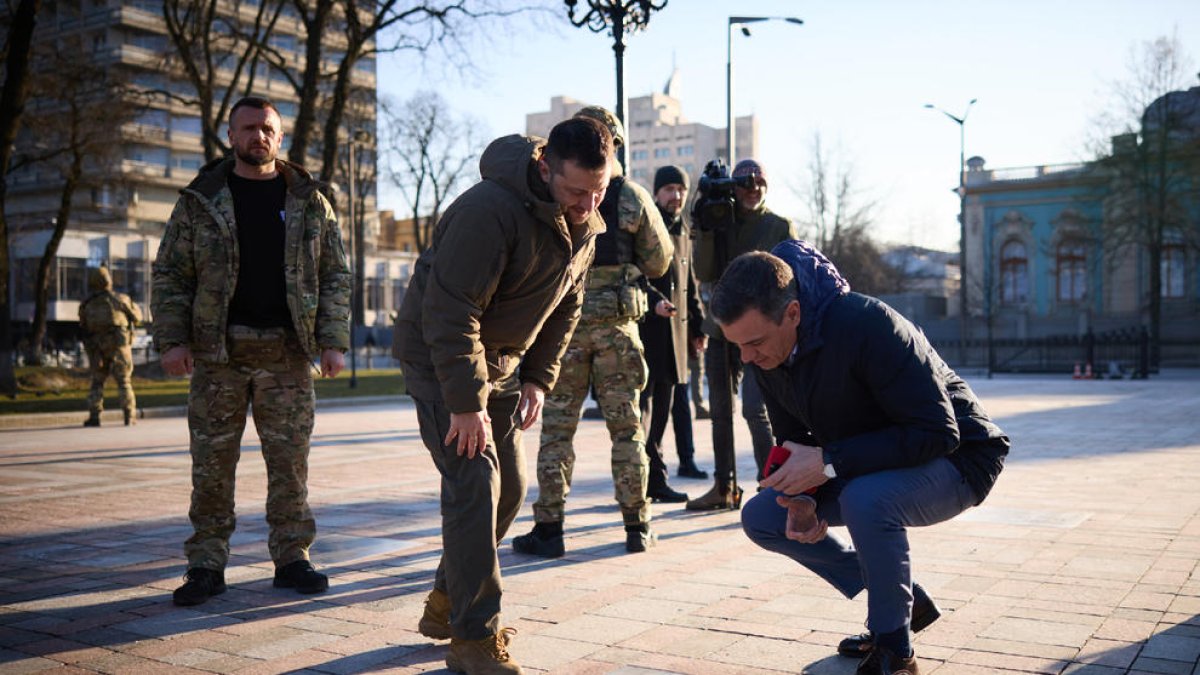 Sánchez observa ante Zelenski la placa conmemorativa de su anterior visita a Ucrania en abril.