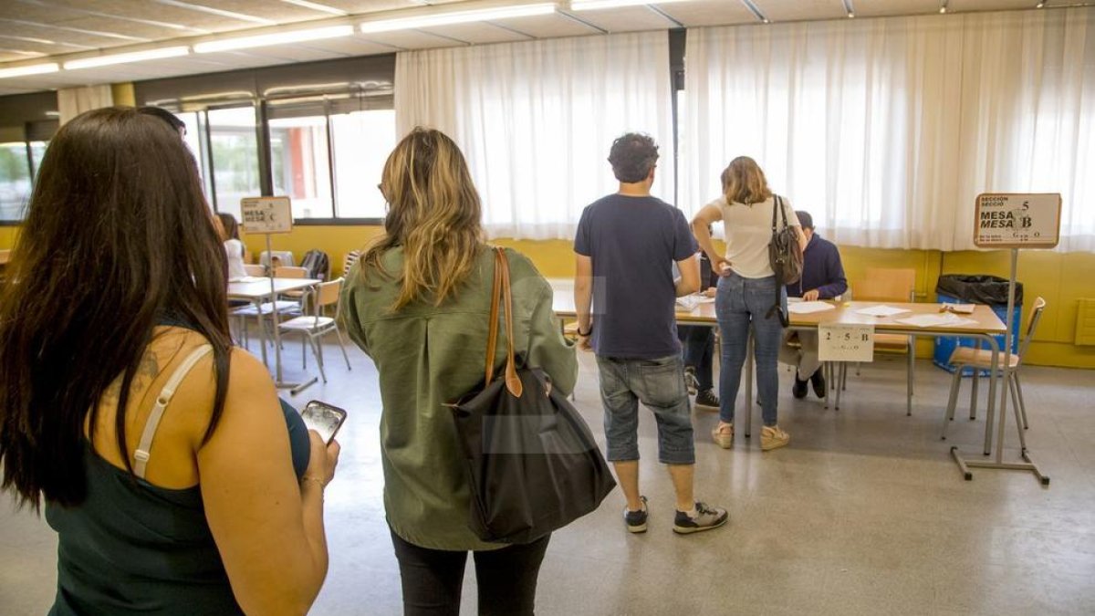 El colegio electoral situado en la escuela Frederic Godàs de Lleida.