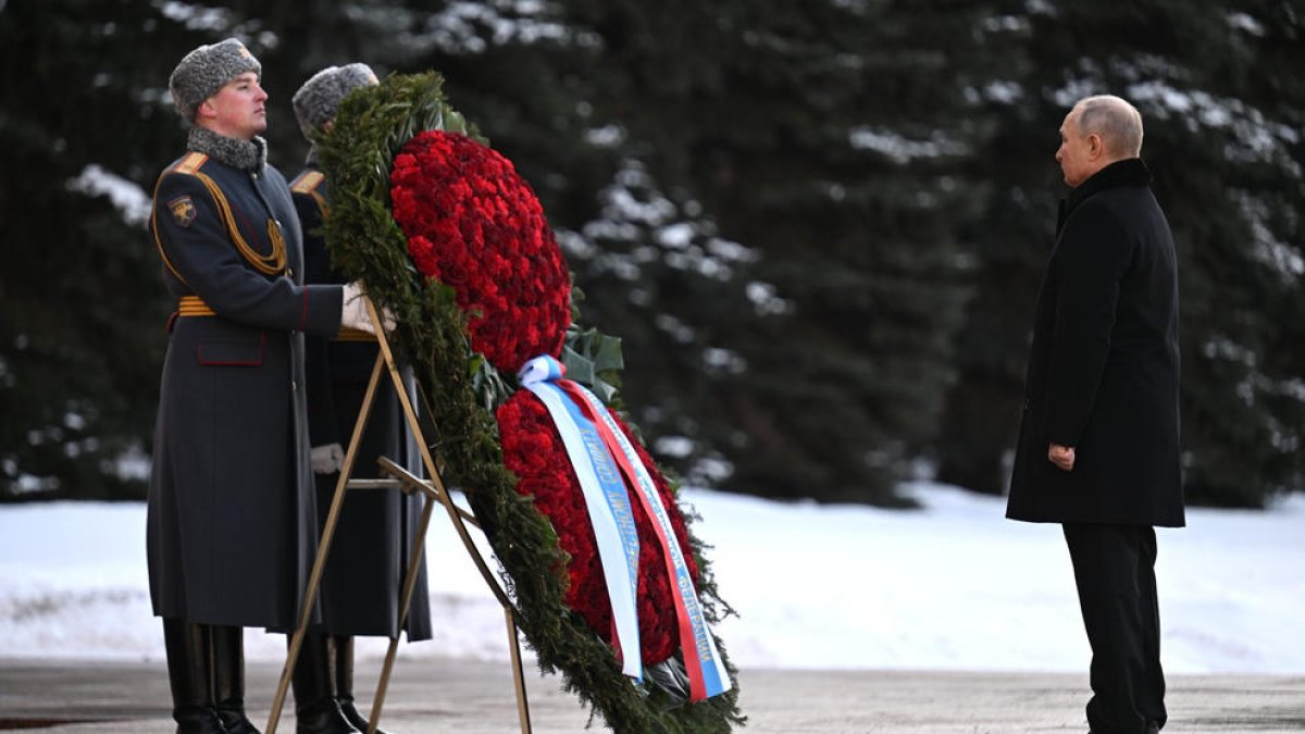 El presidente ruso depositó ayer una ofrenda florar en la tumba del soldado desconocido.