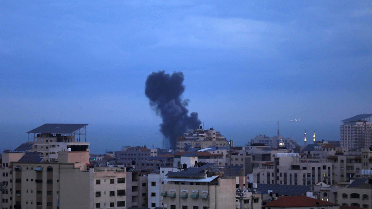 Humo provocado por misiles emerge entre edificios en Gaza.