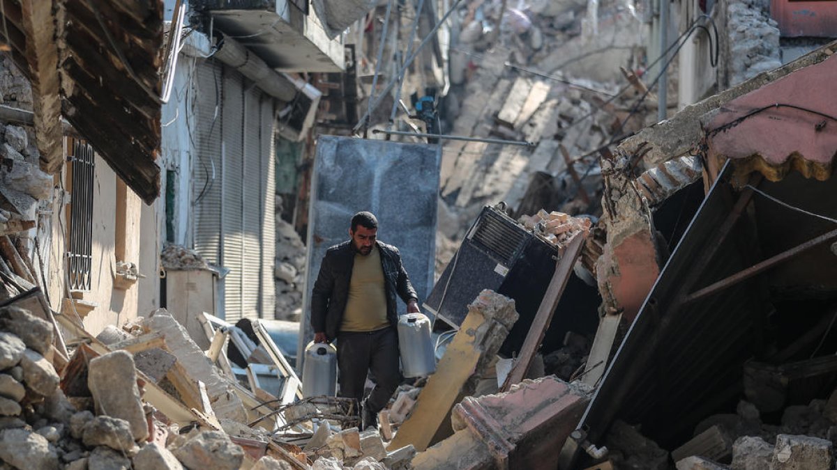 Un home camina entre la runa d’un edifici enderrocat pels terratrèmols a Antioquia.