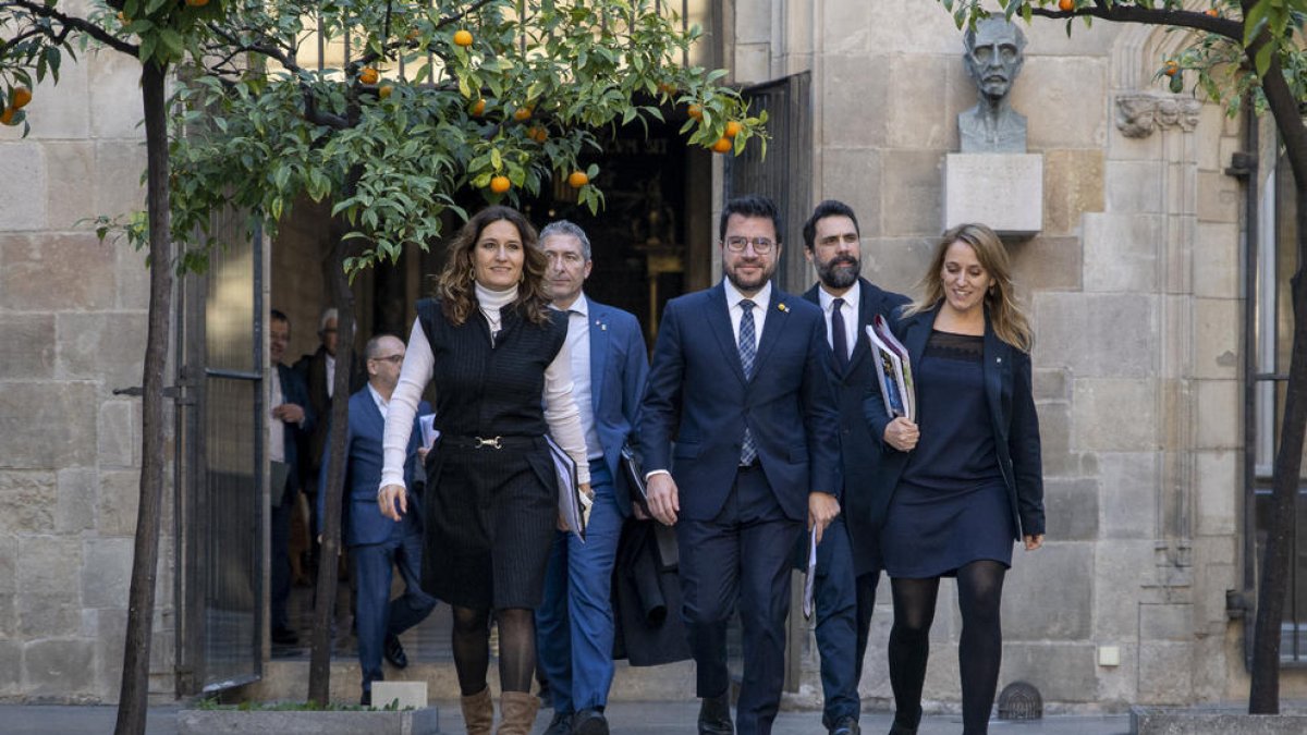 El president de la Generalitat, Pere Aragonès, amb quatre dels seus consellers el 2 de febrer.