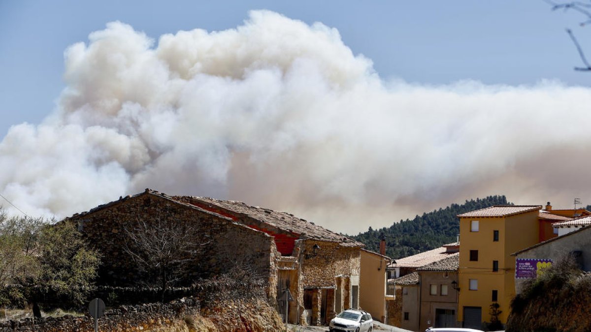 Agentes de la Guardia Civil y miembros de emergencias en la entrada a Villanuena de Viver (Castellón).