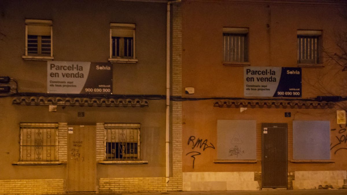 Exterior de les cases que els veïns denuncien que estan okupades.