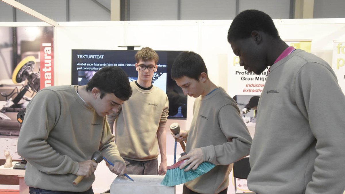 Alumnes d’FP demostrant ahir a FormaOcupa les seues habilitats tallant pedra.