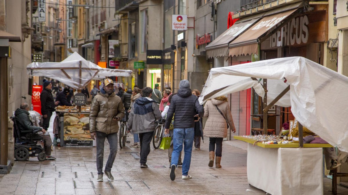 La pluja va obligar a retirar o a cobrir les parades.