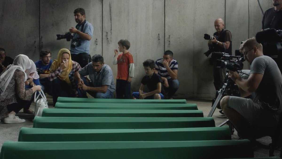 Familiares y allegados, en una recuperación de cadáveres.