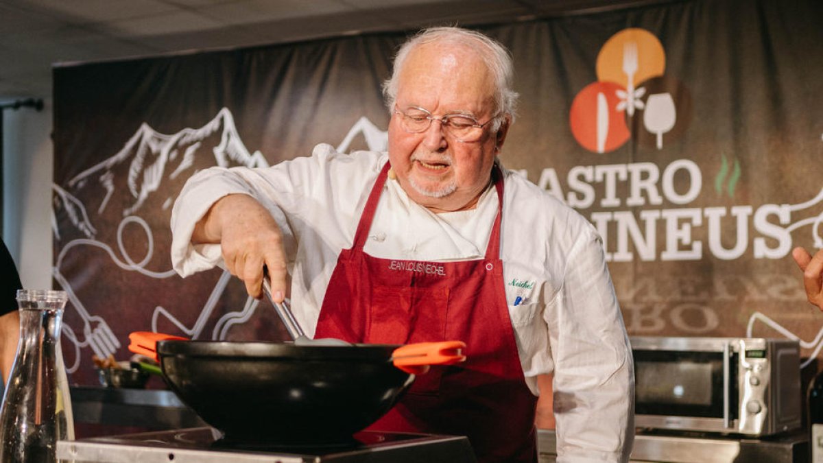 El mític cuiner francès Jean Louis Neichel va cuinar xucrut ahir durant la seua intervenció en la jornada.