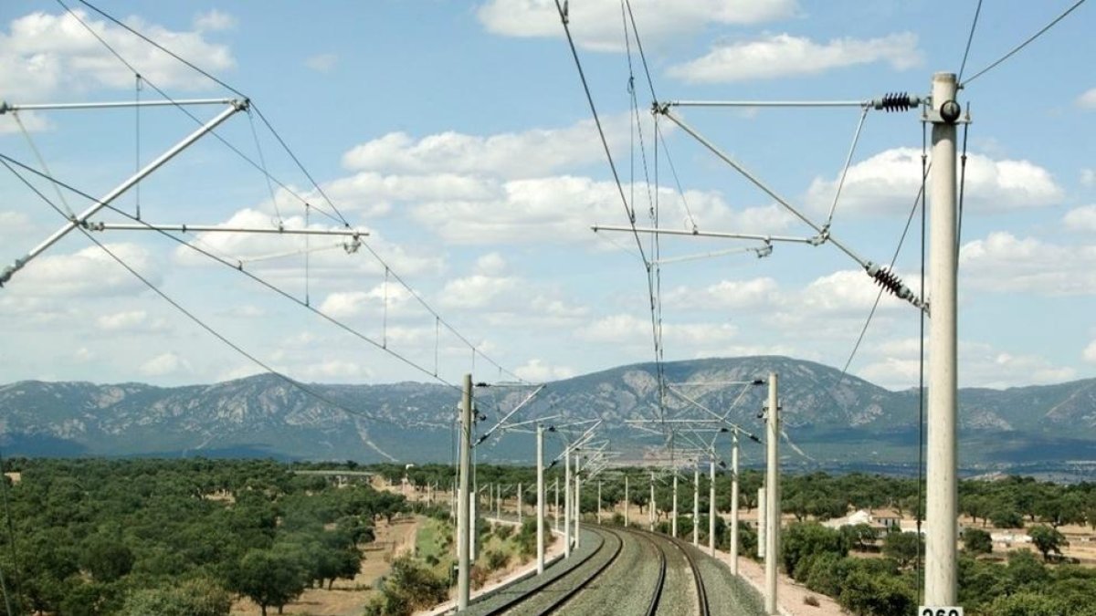 Un tram de la línia de l'AVE.
