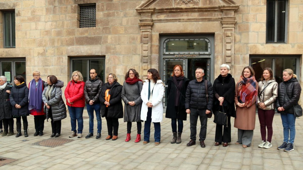 Verge encabeza un minuto de silencio en Tàrrega con motivo del primer aniversario del conflicto en Ucrania