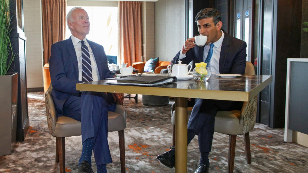 Joe Biden es va reunir amb el primer ministre britànic, Rishi Sunak, al seu hotel a Belfast.