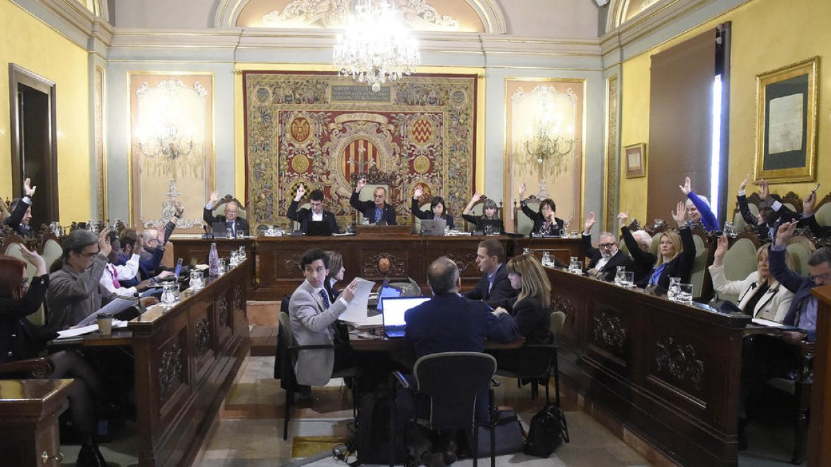 Una de les votacions de la sessió plenària de la Paeria d’ahir.