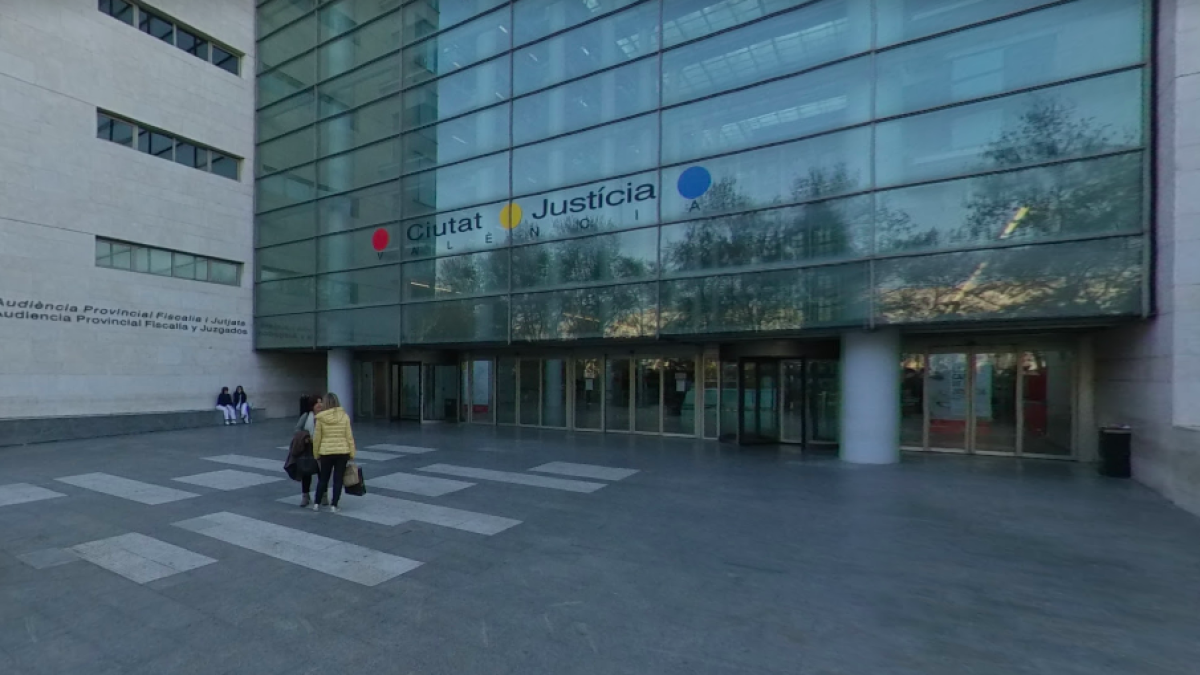 Detinguts a València per apunyalar a la porta dels jutjats al jove acusat de matar el seu fill