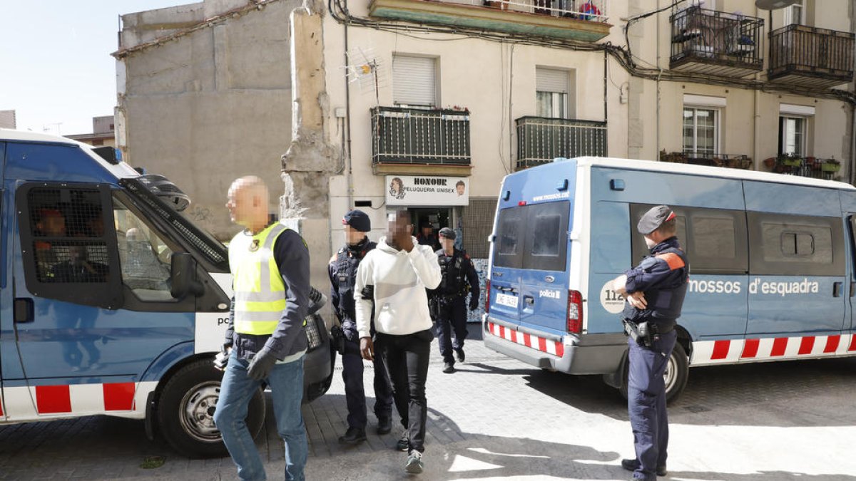 En la imagen uno de los detenidos en un operativo que se llevó a cabo en la calle Boters.
