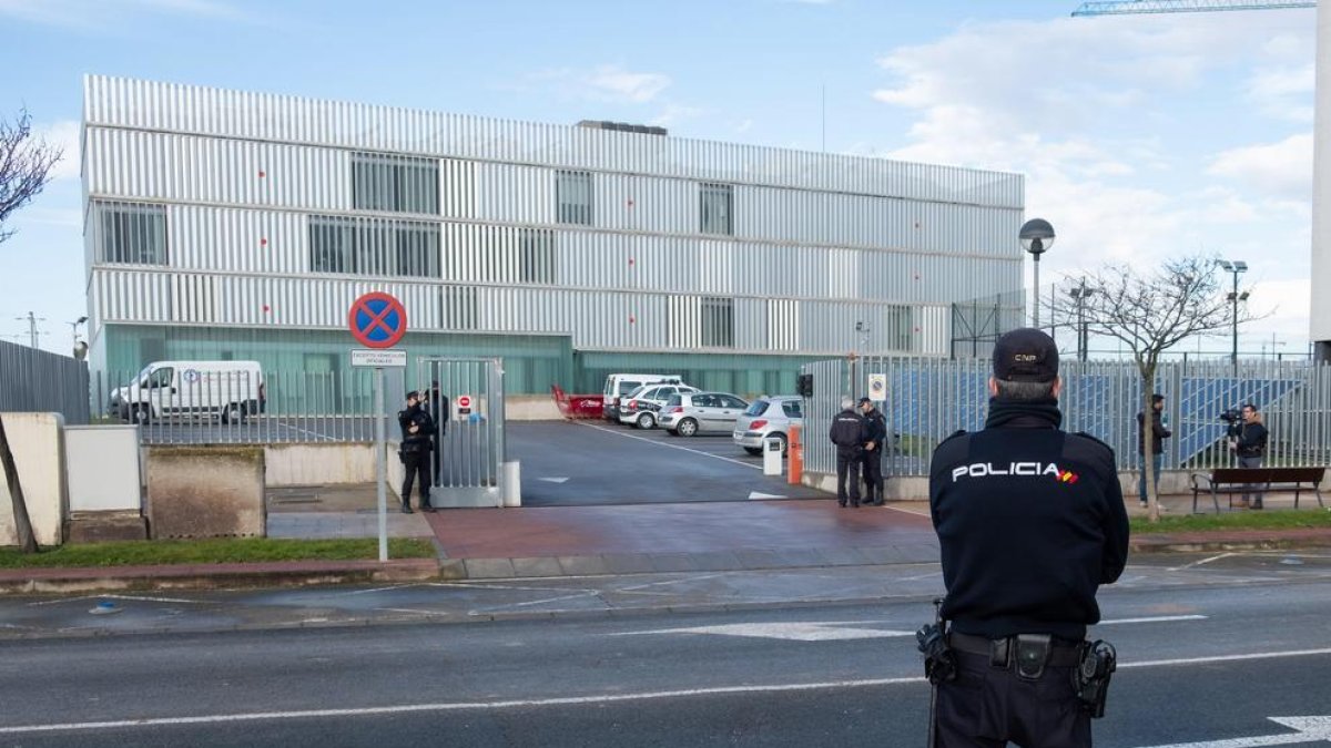 Detenido tras proponer un trío a una pareja que practicaba sexo en la calle