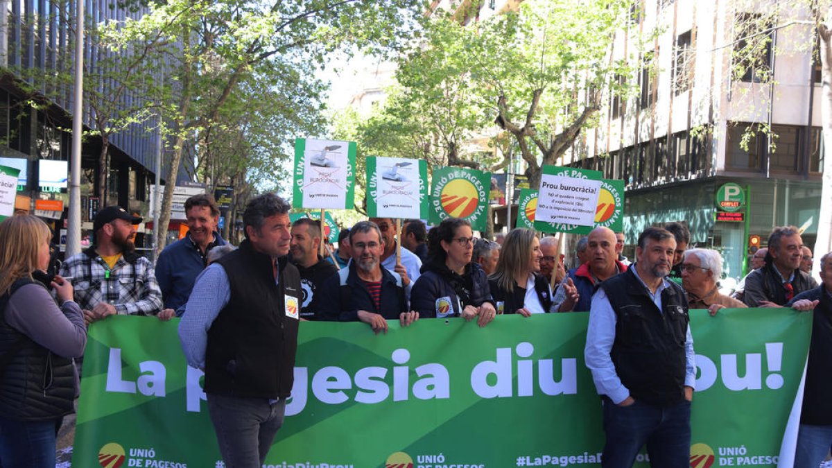Unió de Pagesos denuncia el exceso de carga burocrática que soportan los agricultores ante la sede de la delegación del gobierno español en Catalunya, en Barcelona.