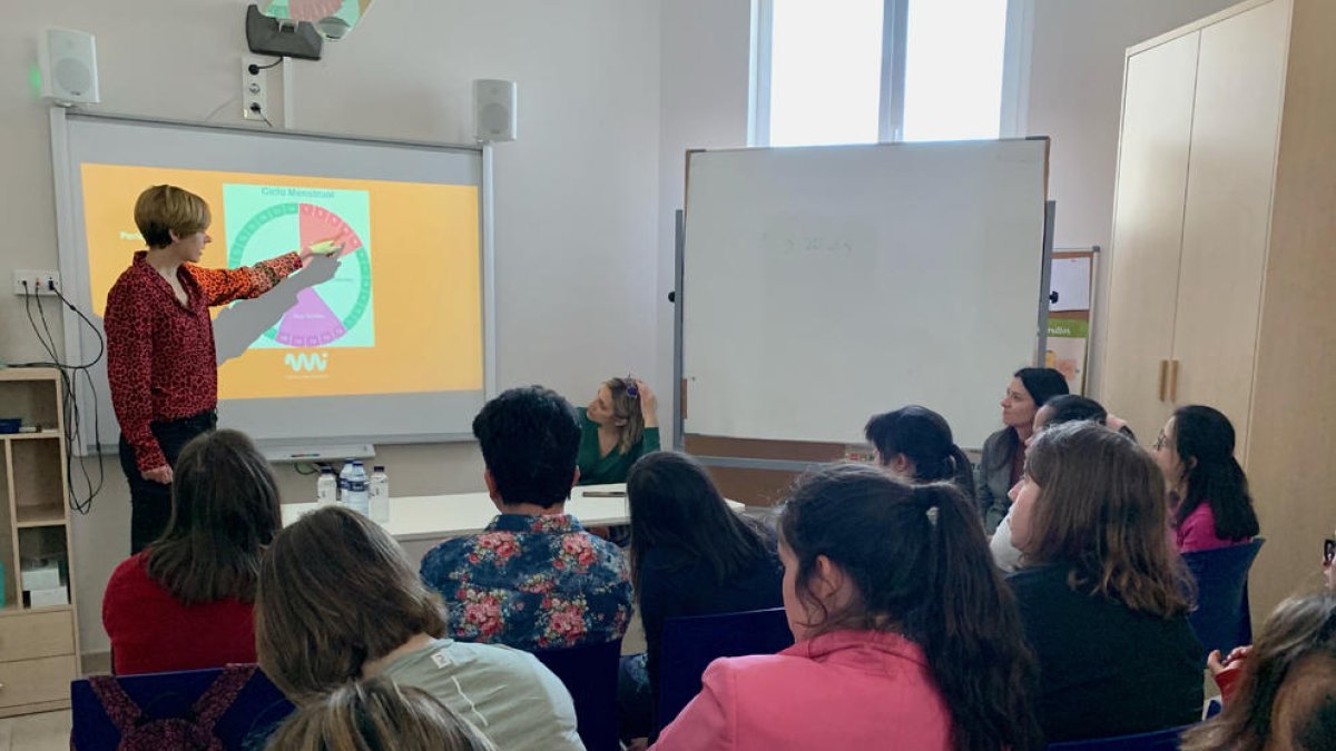 Un moment del taller impartit ahir a la seu de Down Lleida al Secà de Sant Pere.