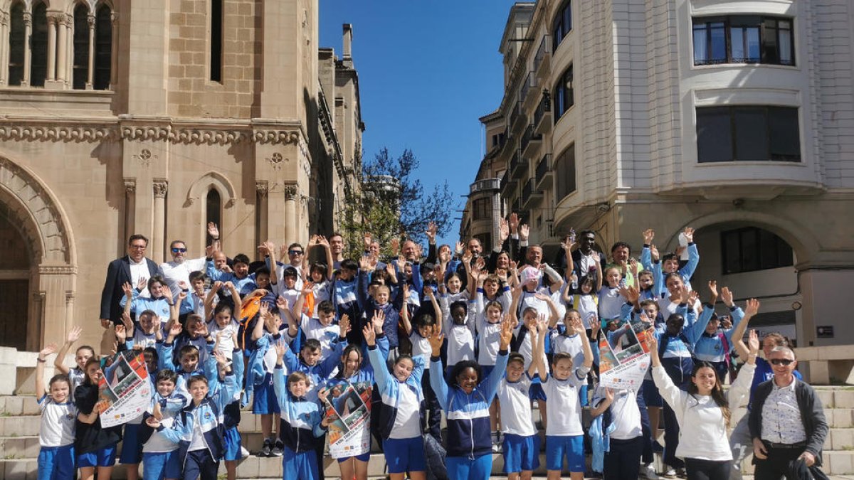Albert Costa, autoritats i alumnes de Lestonnac posen a la plaça Sant Joan després de la presentació del torneig.