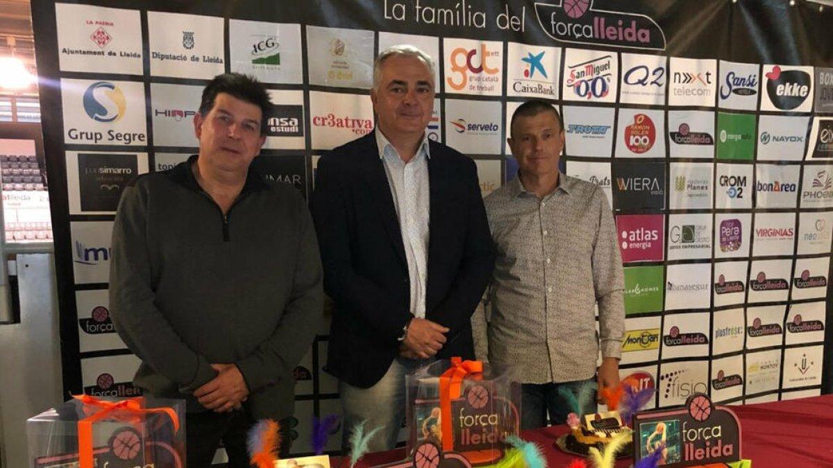 Albert Aliaga, con los responsables de la pastelería de Torrefarrera.