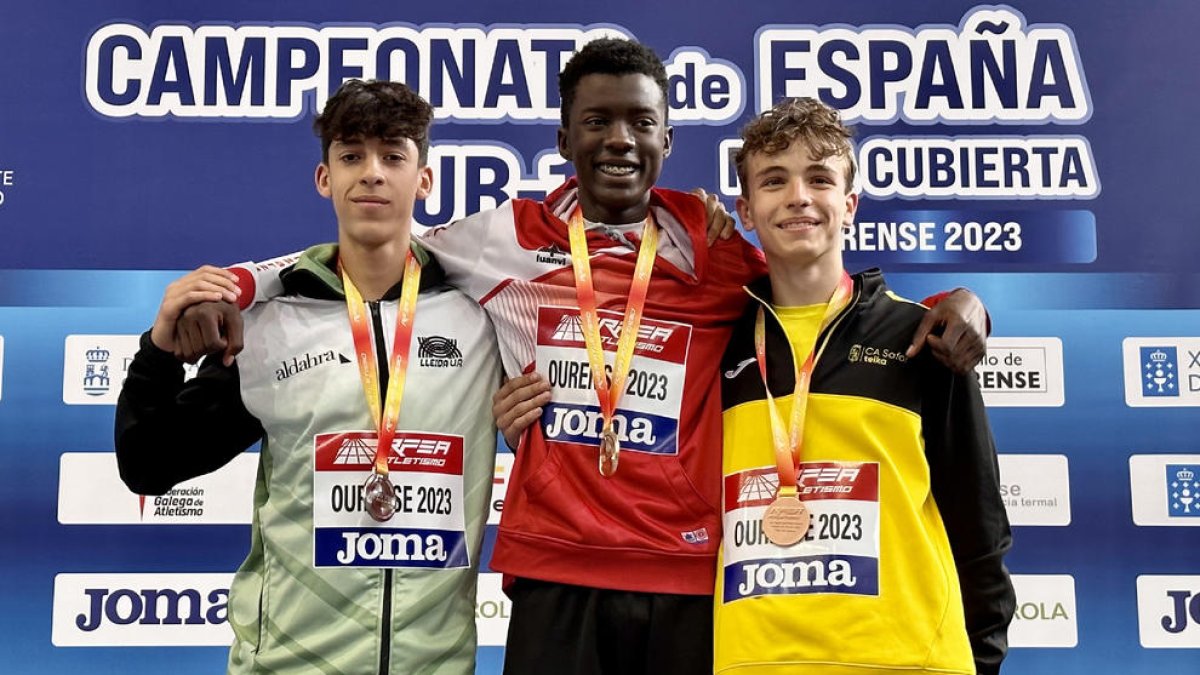 Gerard Latorre (izquierda), en el segundo cajón del podio.