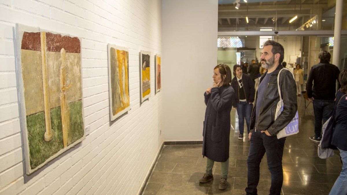 El público, apreciando ayer las obras de Josep Minguell en la inauguración de la exposición.
