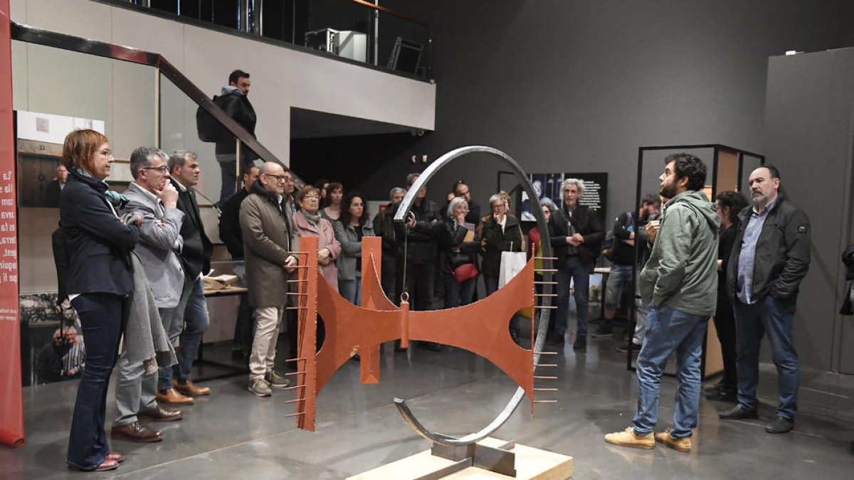 Inauguración en el Museu de Lleida, con la escultura en primer plano que Viladot regaló a Vallverdú.