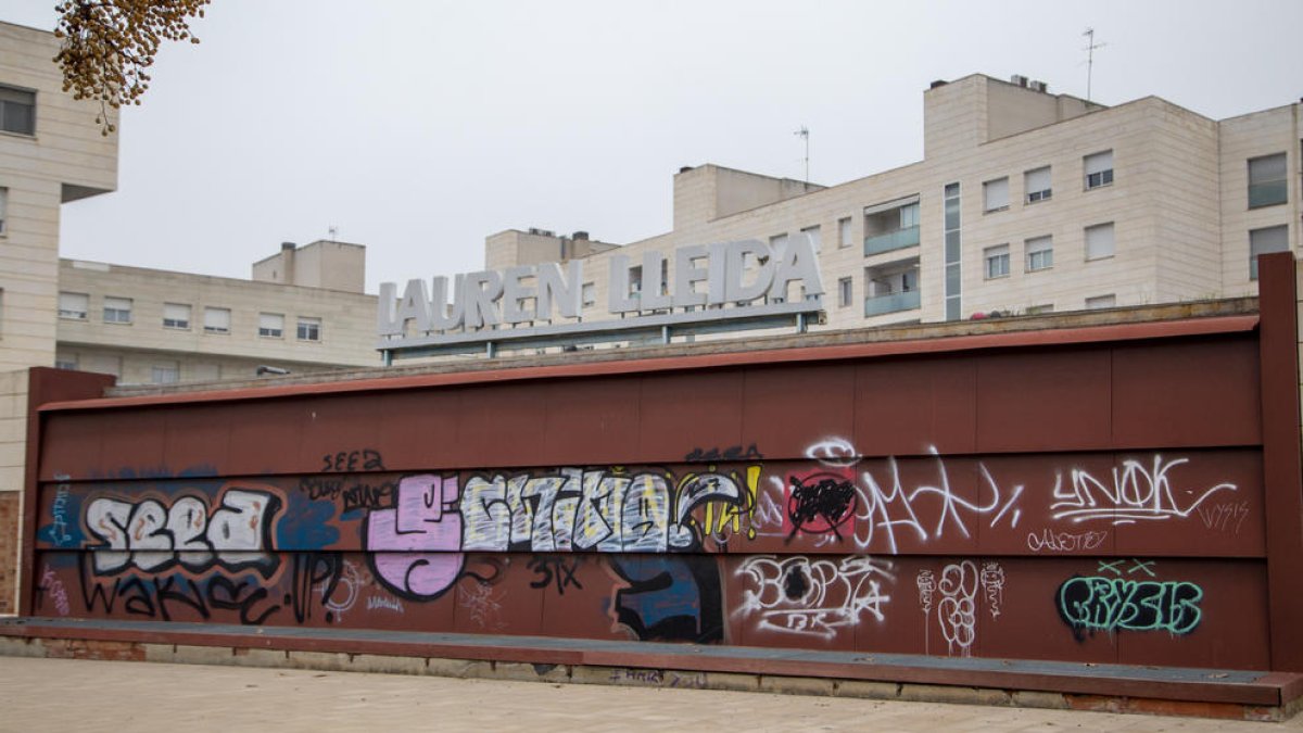 La parte posterior del edificio del antiguo Lauren está repleto de pintadas.