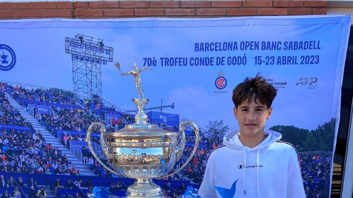 Álvaro García posa junto al trofeo Conde de Godó.
