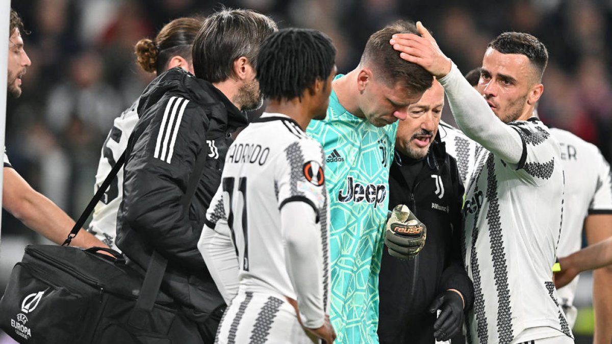 Szczesny, porter de la Juventus, en el moment en què abandona el camp.