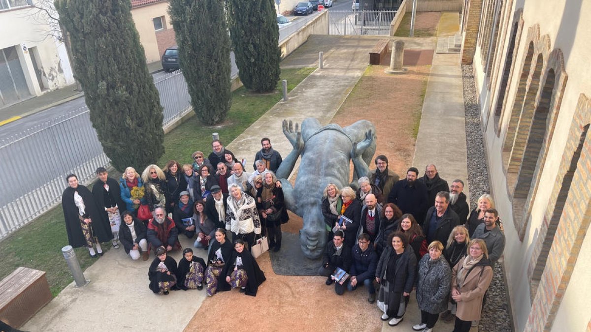 La escultura de gran formato ‘El gigante de sal’ da la bienvenida a la muestra del Museu Mas Dordal.