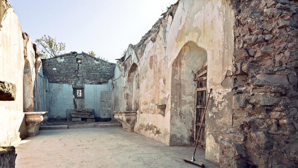 La ermita, sin tejado y con grietas en los muros.