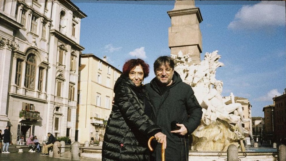 Maruja Torres, amb Jordi Évole passejant per Roma.