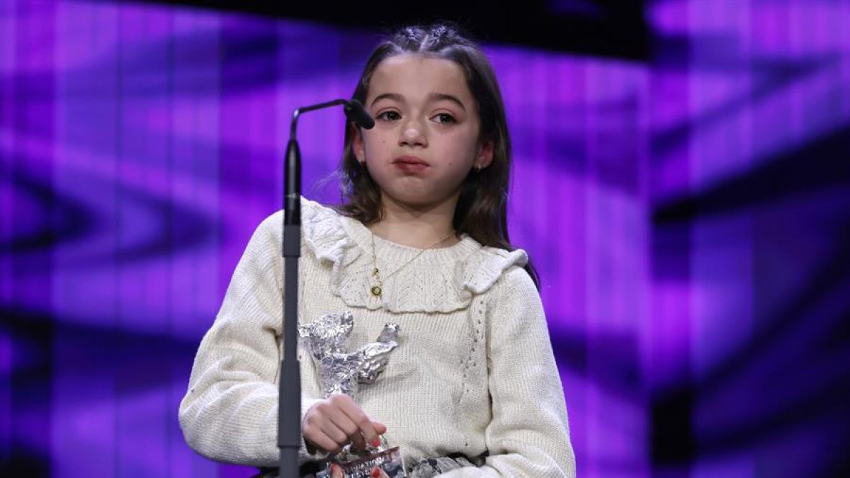 Sofía Otero con el Oso de Plata de la Berlinale.
