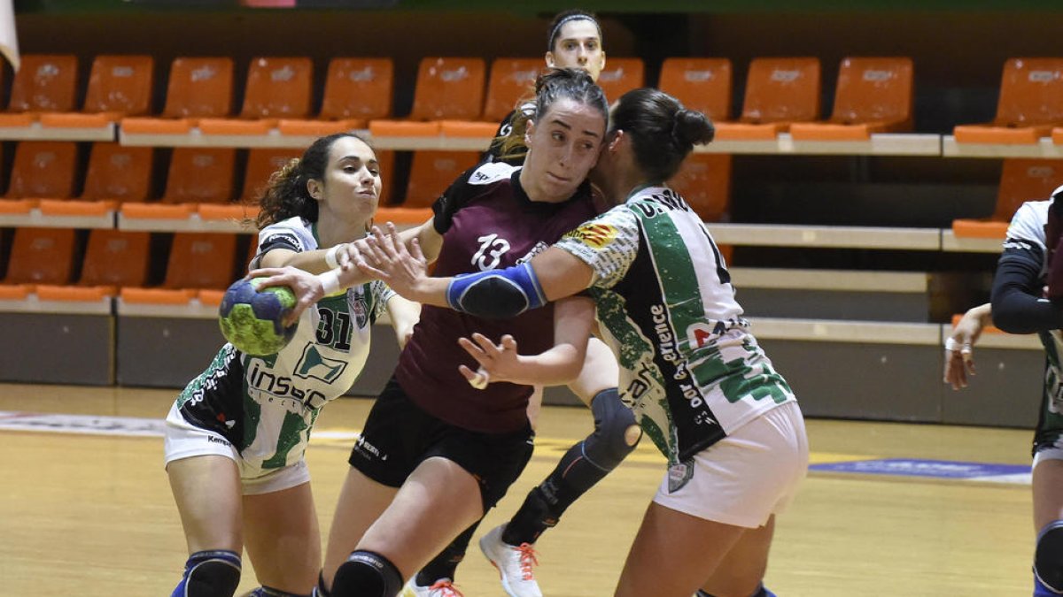 Aiora Orexa intenta liberarse de la defensa rival.
