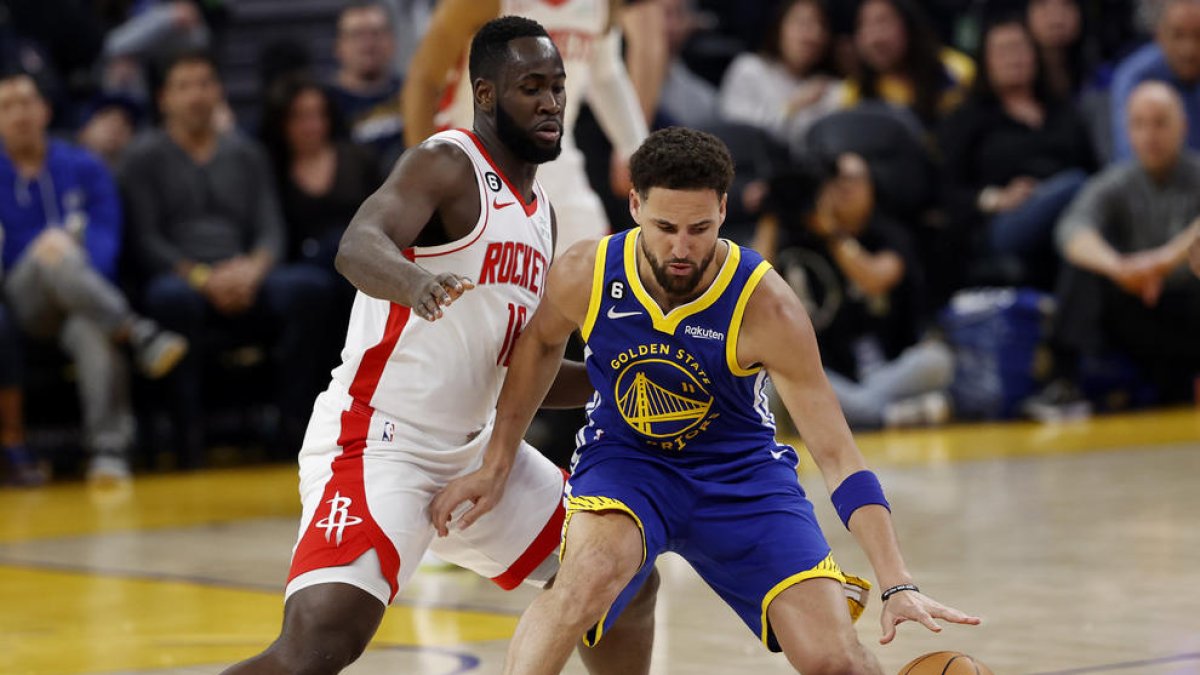 Klay Thompson bota el balón ante Usman Garuba.