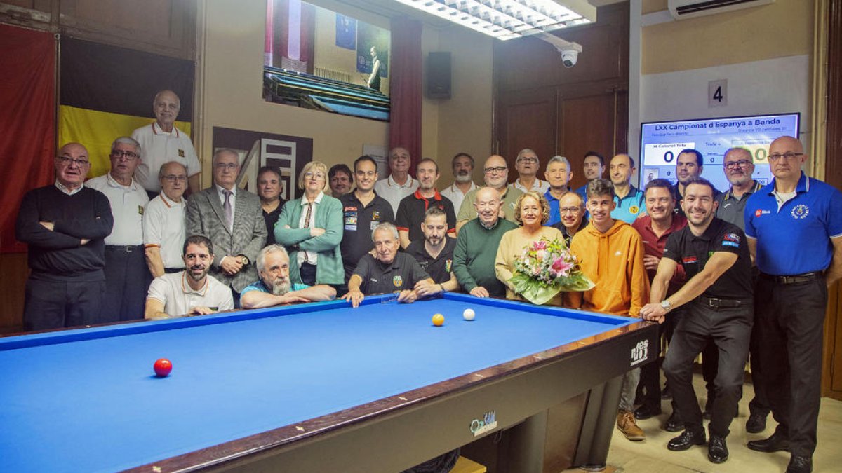 Emotivo homenaje a Fortiana en Cervera  -  Los 16 finalistas del campeonato de España de billar rindieron un emotivo tributo ayer a Francesc Fortiana (1941-2014), a quien se dedica este memorial. El presidente de la sección de billar del Casal, J ...