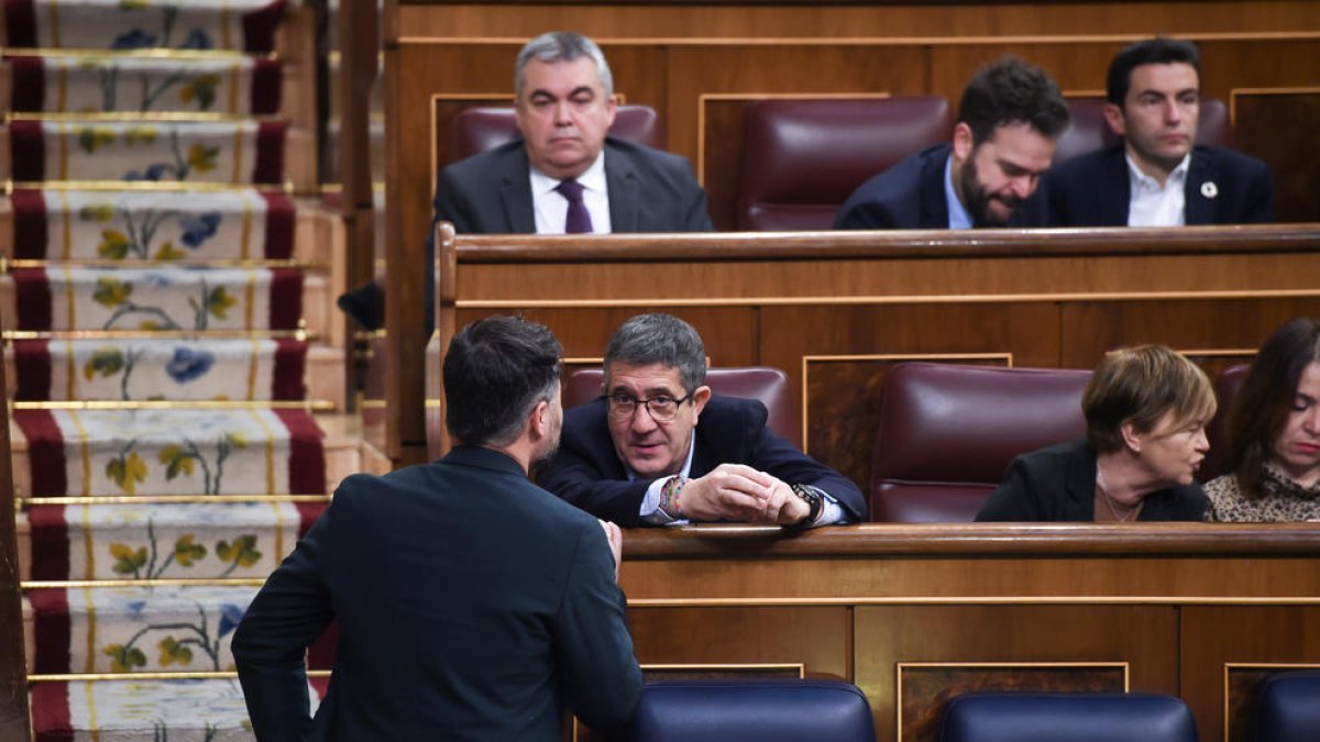 El portavoz de ERC en el Congreso, Gabriel Rufián, conversa con el portavoz del PSOE, Patxi López, durante una sesión plenaria.