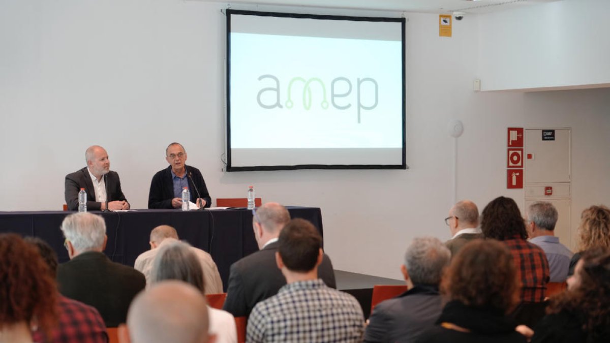 La asamblea de la AMEP celebrada ayer en La Llotja de Lleida.