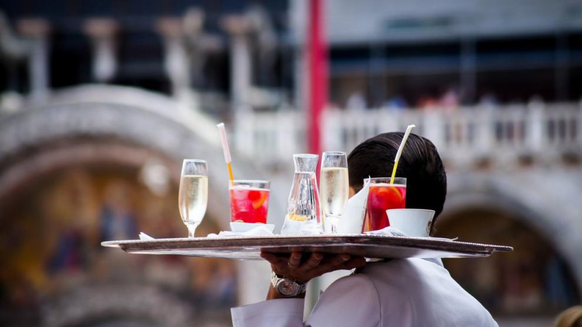 Un bar castiga con multa o 30 minutos de trabajo extra a los trabajadores impuntuales