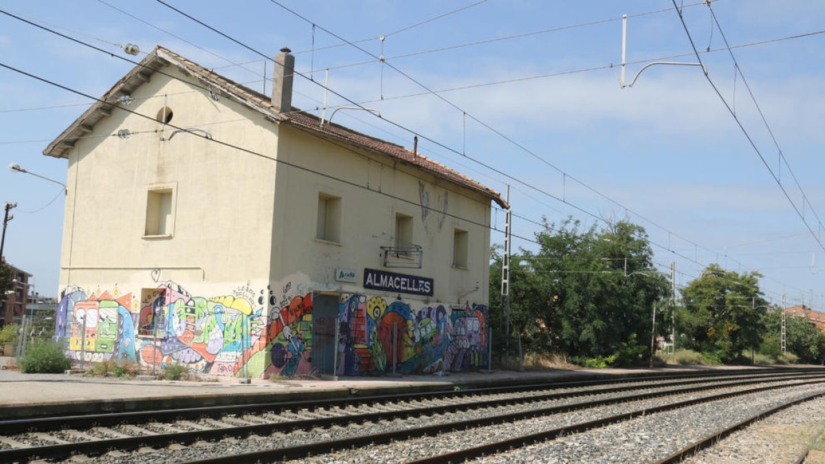 La estación de trenes de Almacelles, en la línea ferroviaria Lleida-Monzón-Zaragoza.