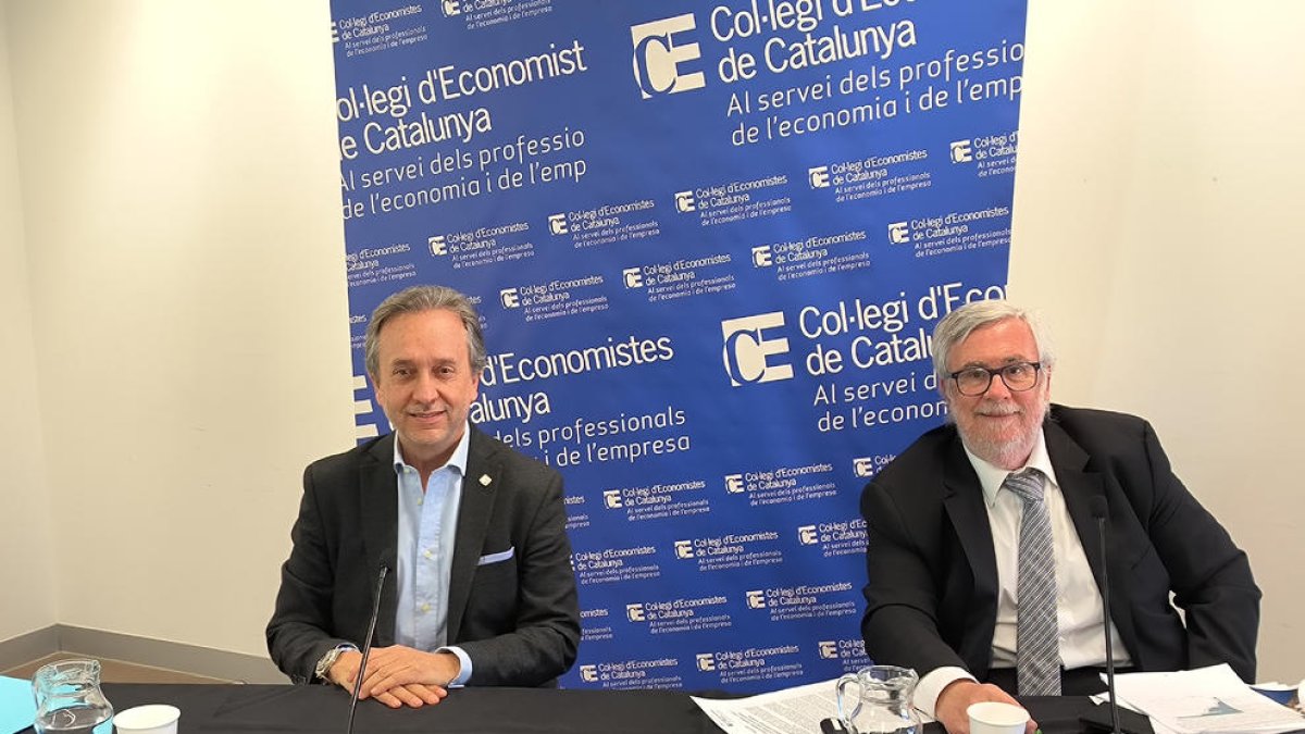 El degà del Col·legi, Carles Puig de Travy, i el responsable tècnic de l’enquesta, Xavier Segura.