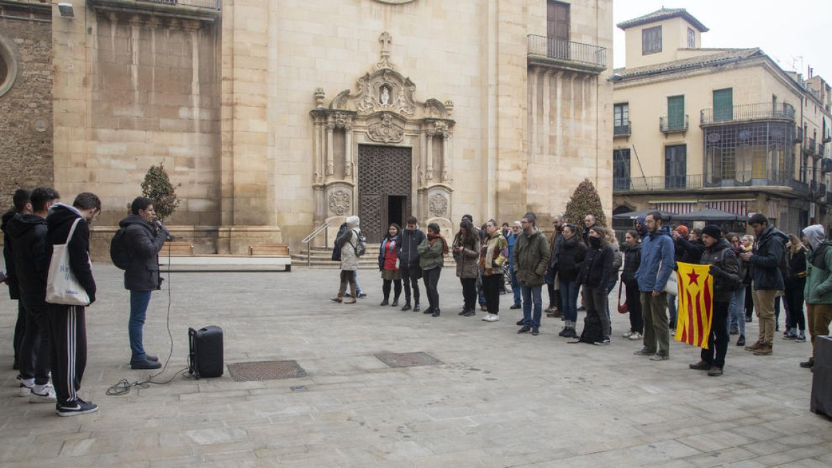 La concentració, ahir al migdia a la plaça Major de Tàrrega.