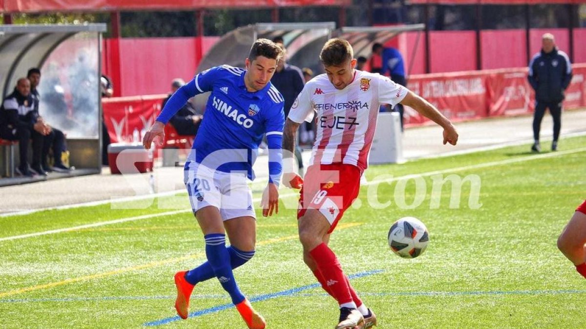 Campins busca una centrada davant d'un defensor del CE Manresa