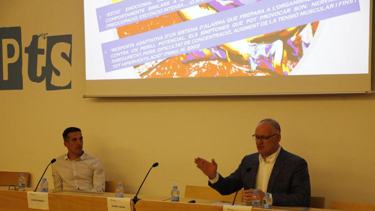 El árbitro Xavier Estrada y Carles Folguera, ayer durante la charla.