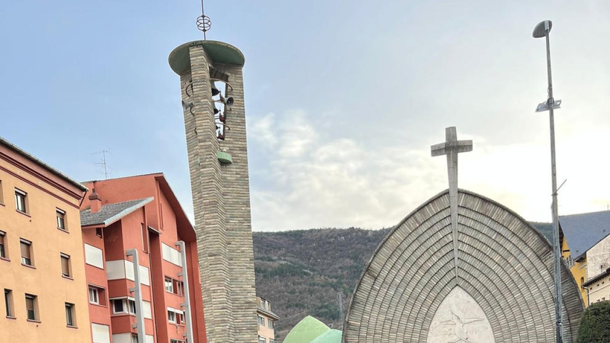 El Pont de Suert. La plaza dels Pirineus, frente a la iglesia Nova de L’Assumpció, fue el centro neurálgico el sábado de la fiesta de Carnaval en la capital de la Alta Ribagorça.